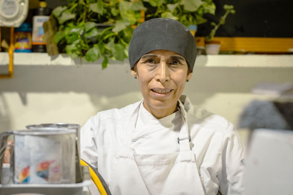 Femme chef en cuisine